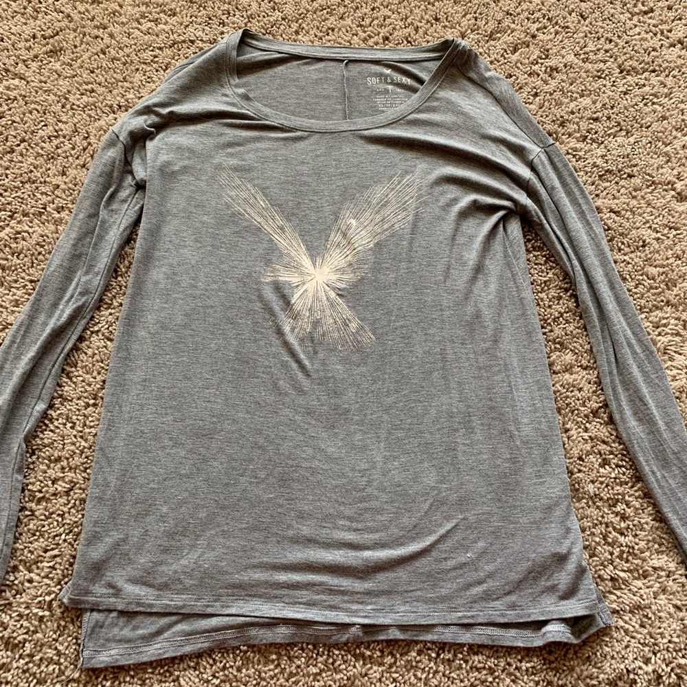 Soft and sexy American eagle logo shirt!